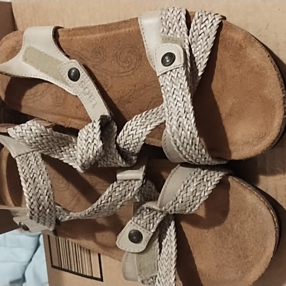 Taos women's tan Trulia sandal size 9-9.5W